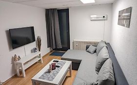 Direkt An Der S-Bahn Gelegenes Gemuetliches Souterrain Apartment Mit Privatem Zugang